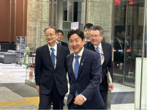 瀬戸副大臣初登庁の模様