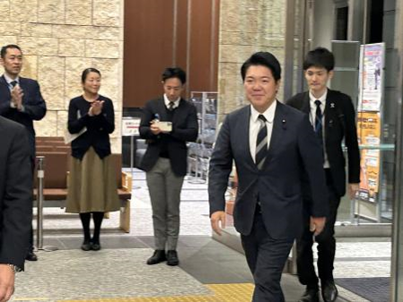 瀬戸副大臣初登庁の模様