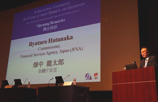 写真(開会挨拶 畑中金融庁長官)